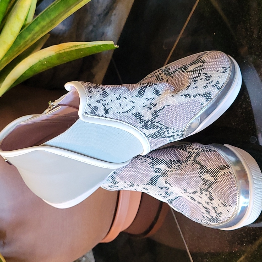 TRENDY (Butterfly Twists) stretchy boots.